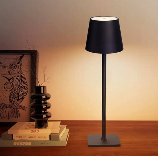 NordAura: Lámpara de Mesa LED Inalámbrica – Recargable, Regulable y Moderna en Estilo Escandinavo