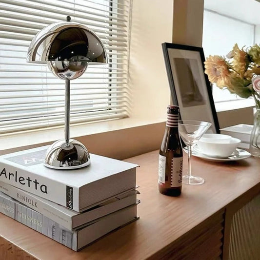 AuraGleam: Lámpara de mesa LED recargable con diseño cromado y atenuación continua – para interiores y decoración
