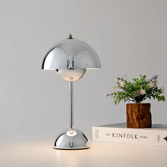 AuraGleam: Lámpara de mesa LED recargable con diseño cromado y atenuación continua – para interiores y decoración