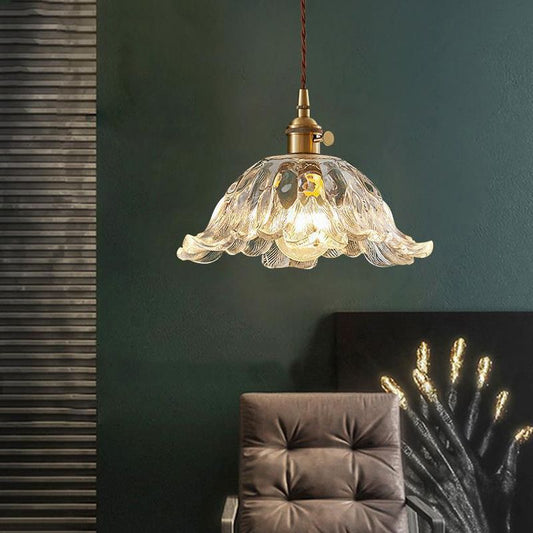Floraglow: Lámpara colgante de vidrio estriado y metal en forma de flor dorada – para sala de estar y dormitorio