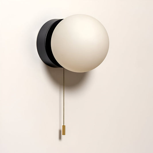 HyggeGlow: Lámpara de pared escandinava de vidrio mate redonda con LED y cordón de tirón – para salas de estar y pasillos