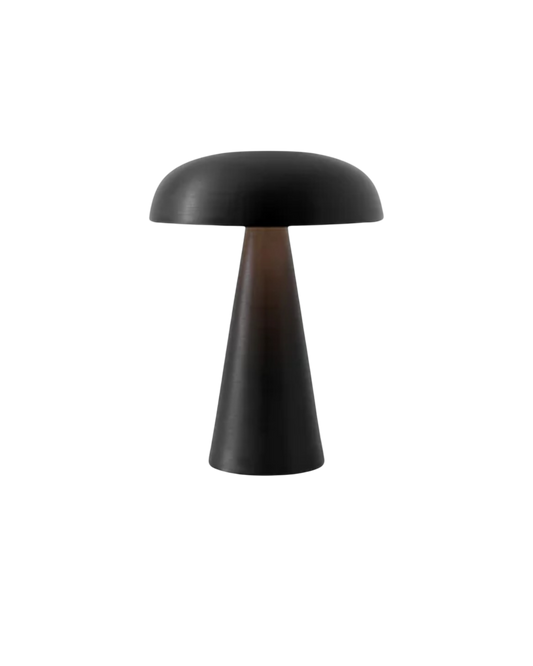 LuméaForm: Lámpara de mesa de diseño de metal con base cónica y luz ambiental – para mesitas de noche y áreas de estar