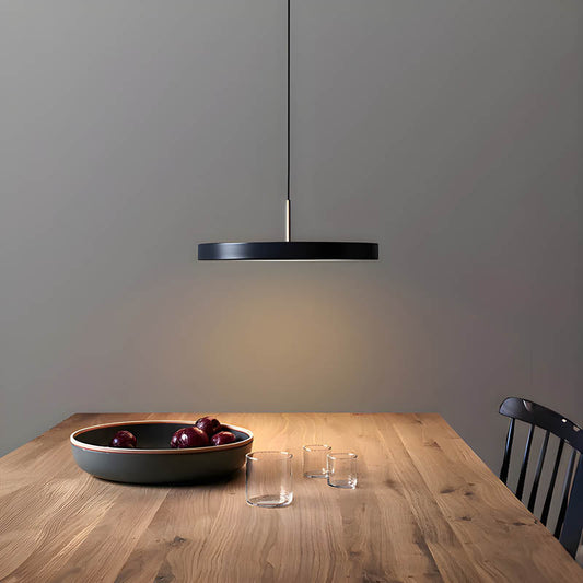 Lumora: Lámpara colgante LED plana de aluminio con pantalla de acrílico en forma de UFO – para espacios modernos