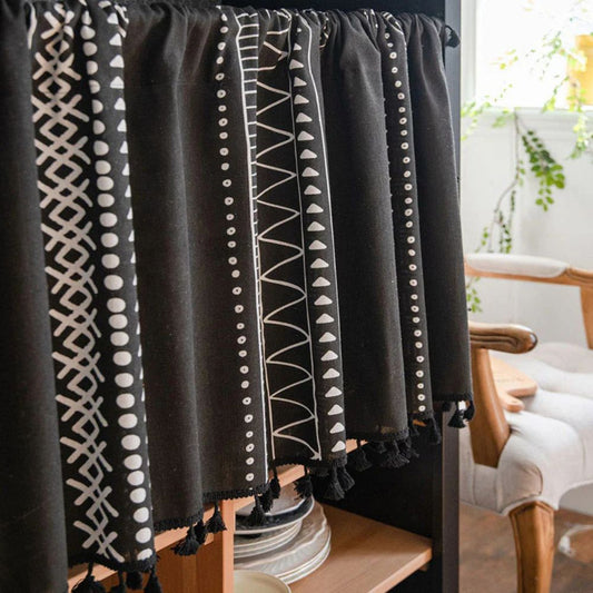 MystischesSchwarz: Cortinas con diseño tribal y borlas – elegantes y prácticas para cubiertas de armarios