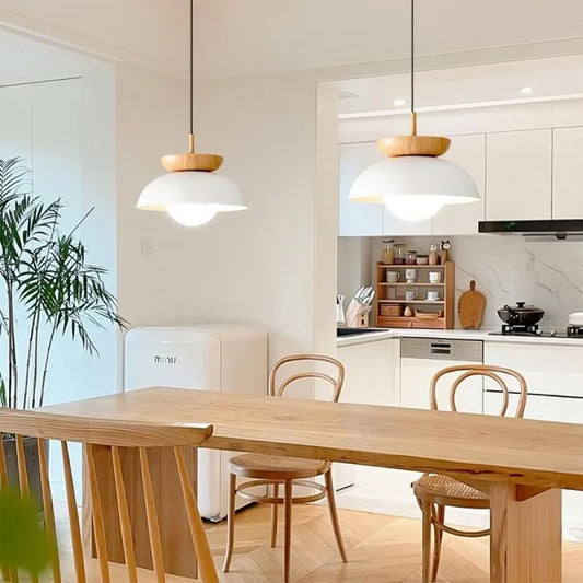 Nordiva: Lámpara colgante de metal y vidrio con aspecto de madera – para espacios de vida y oficinas escandinavas