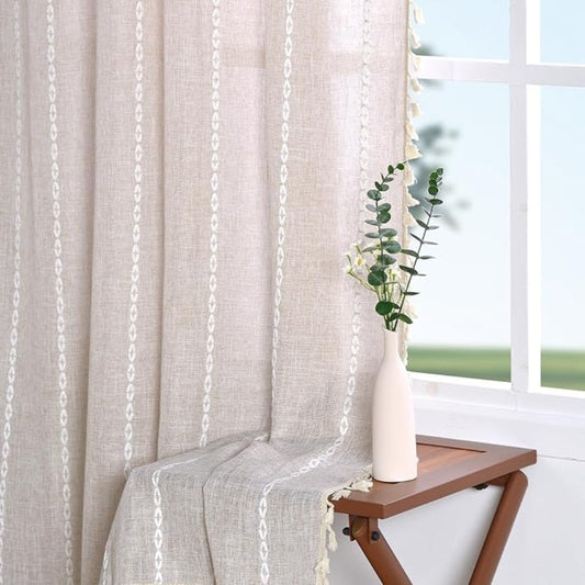 Pastoral: Cortinas de estilo rústico con rayas y borlas – elegantes para ventanas de cocina