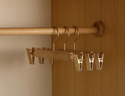 Set de 2 Perchas de Madera de Alcanfor Premium con Hombros Anchos para la Organización de Ropa