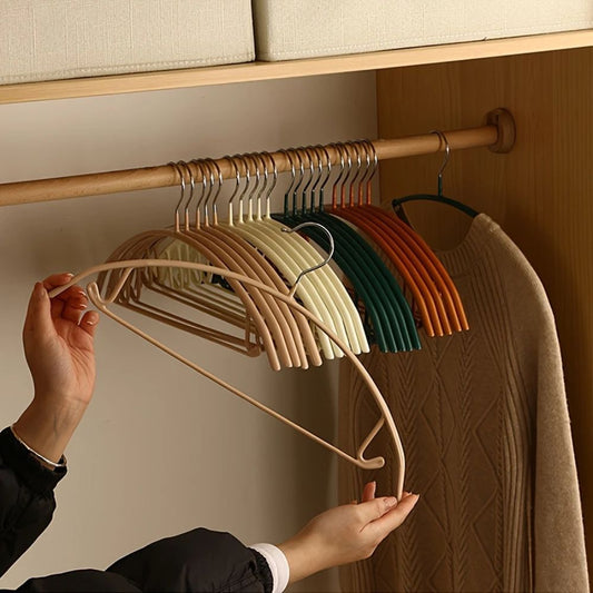 StilKurve: Perchas con diseño ergonómico – duraderas, antideslizantes y versátiles para chaquetas, blusas y vestidos (paquete de 10)