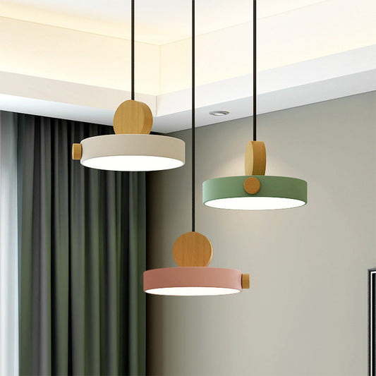 StrahlBunt: Lámpara colgante de madera LED colorida - elegante y funcional para sala de estar y comedor