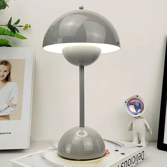 BrightFlow™ Lámpara de Mesa Inalámbrica de Diseño Retro | LED Recargable y Regulable en 3 Niveles | Control Táctil y Elegancia Portátil