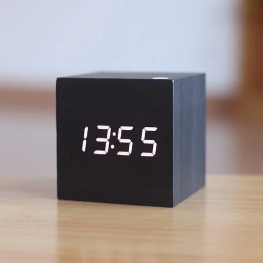 Reloj Digital de Madera Moderno